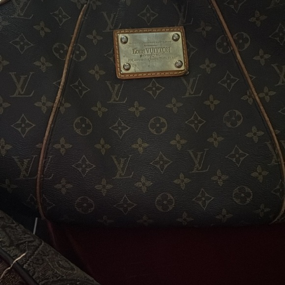 Authentic Louis Vuitton ladies bag in good condition, and recently cleaned. - Picture 9 of 11